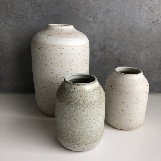 Hvid lille vase (på gråt ler)